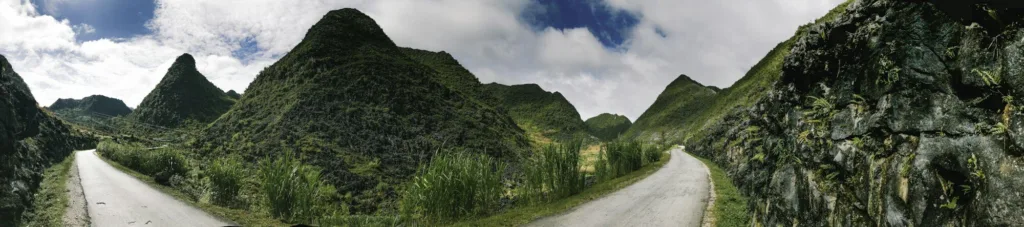 Toàn cảnh đường núi và thung lũng ở Đồng Văn, Hà Giang